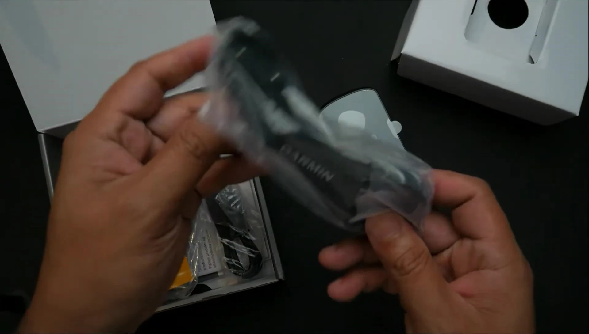 Image showcasing the contents of the Garmin Edge 530 box: device, mounts, and accessories.