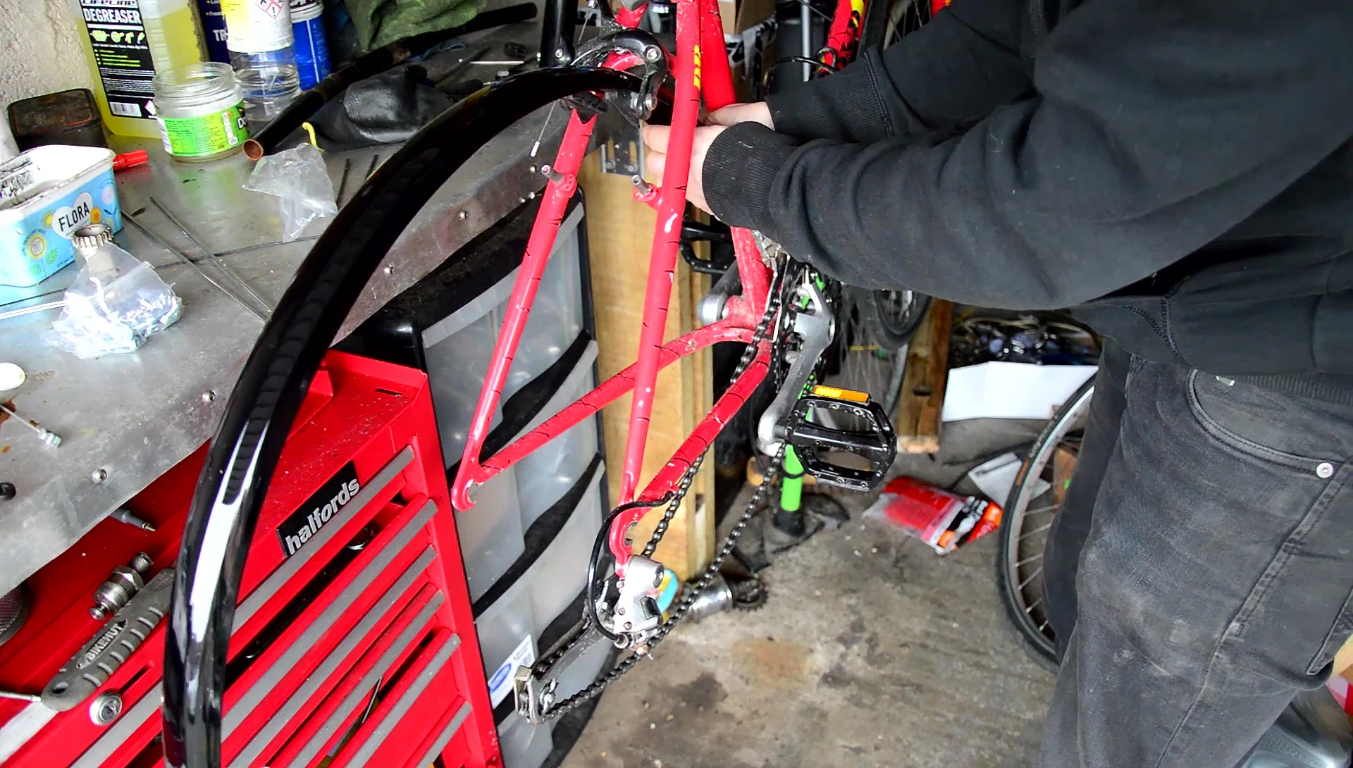 Feeding the mudguard through the caliper