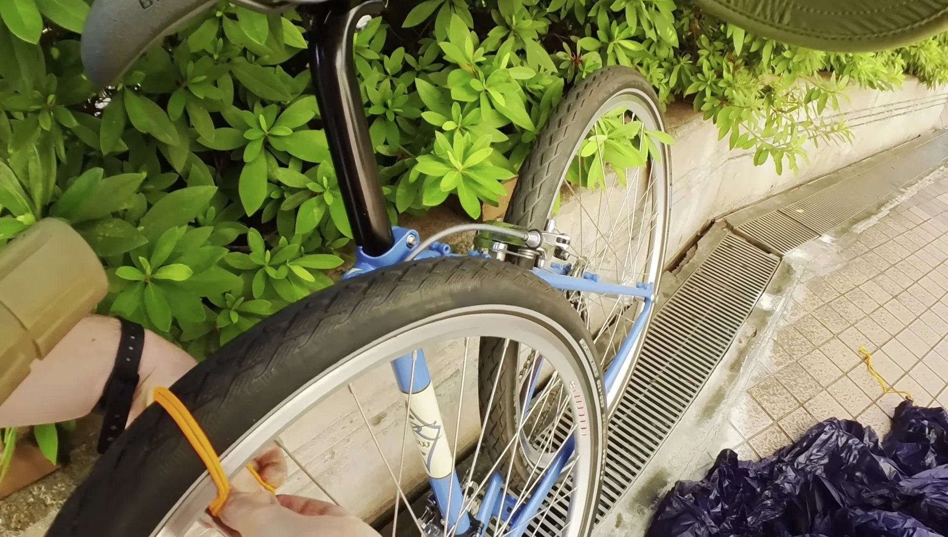Packing a bicycle in a Rinkou bag for train travel