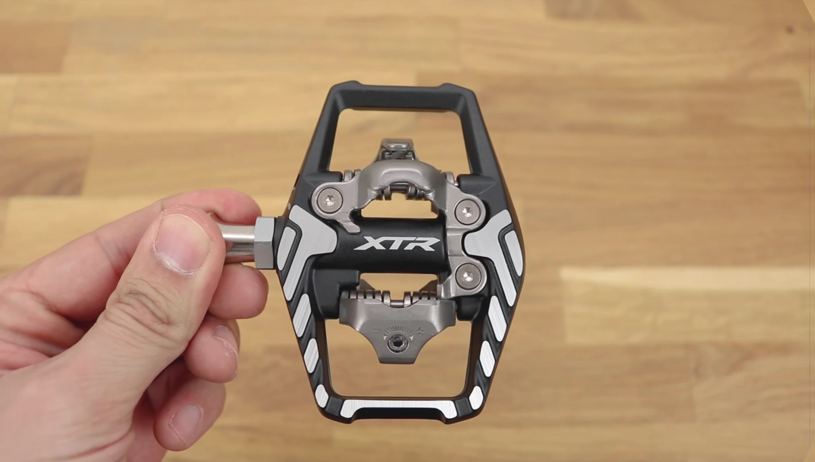 Close-up of the XTR M9120 pedals