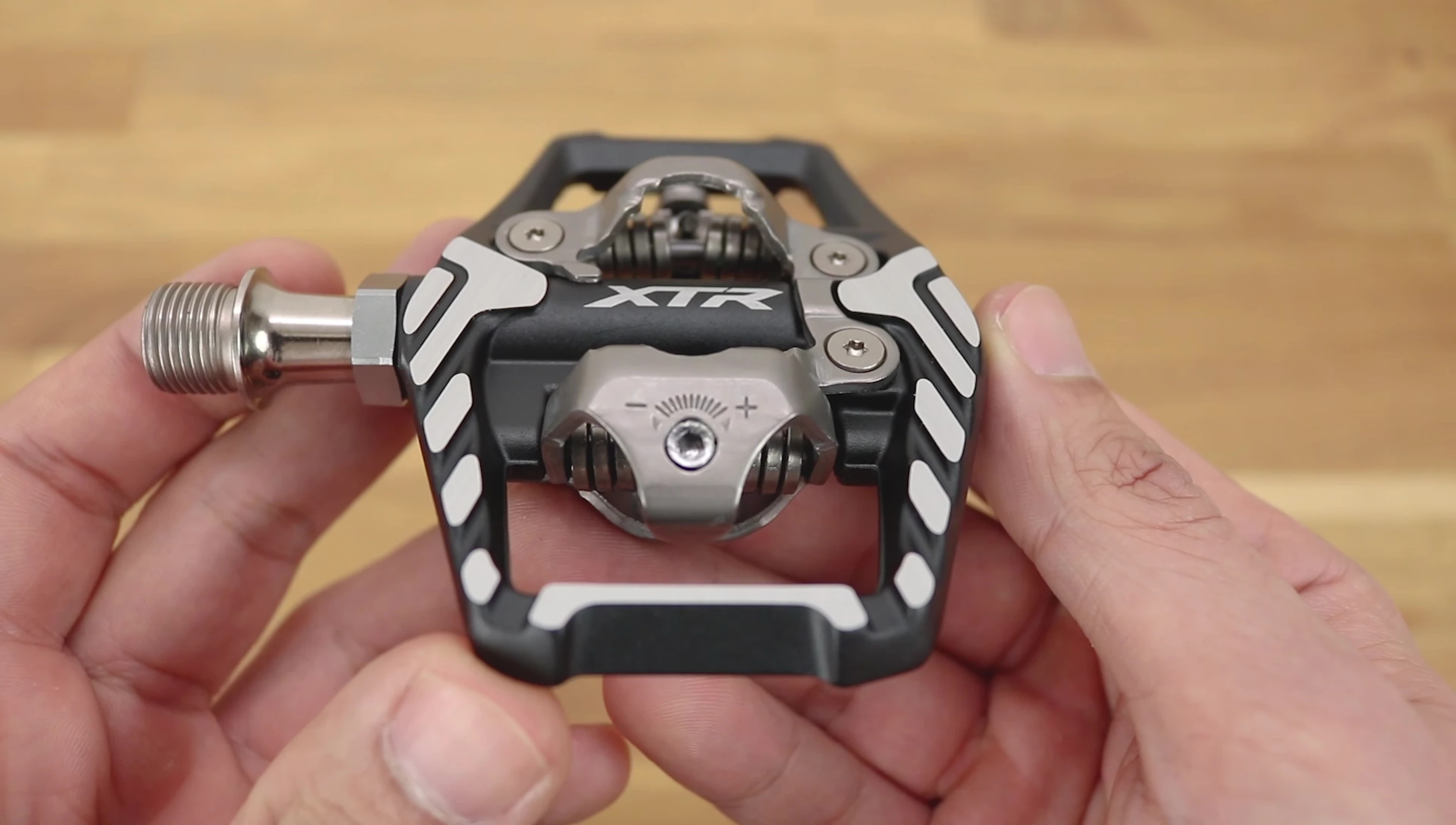 Showing the spring tension adjustment