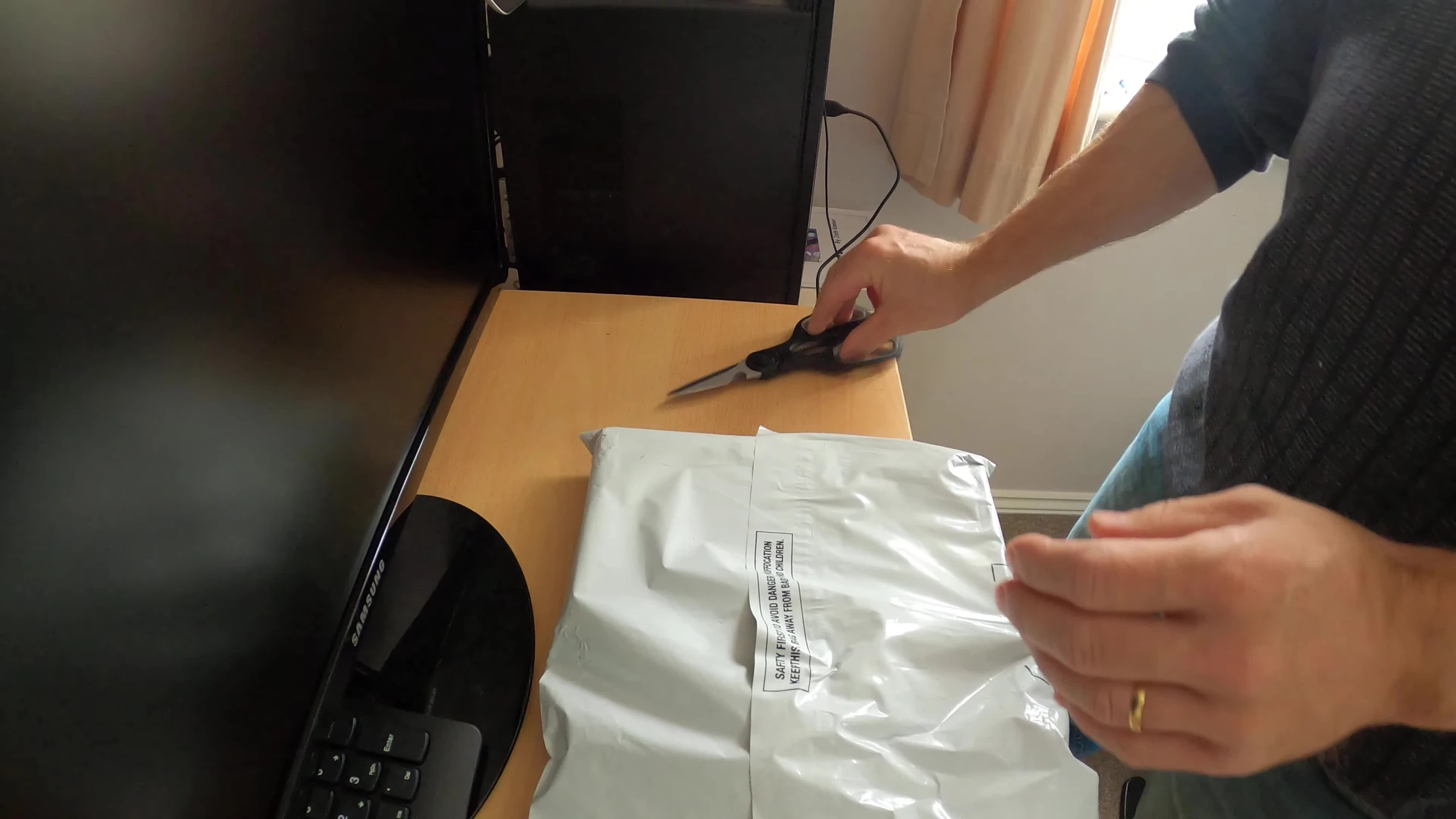 Unboxing the Nukeproof Neutron EVO pedals.