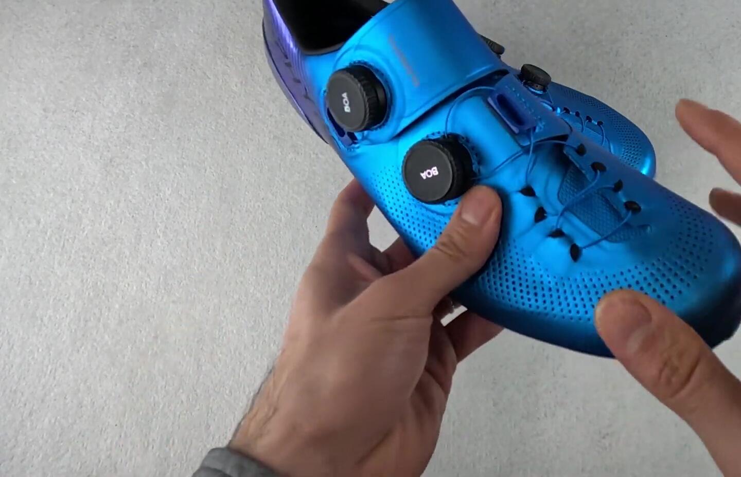 Crossover lacing pattern