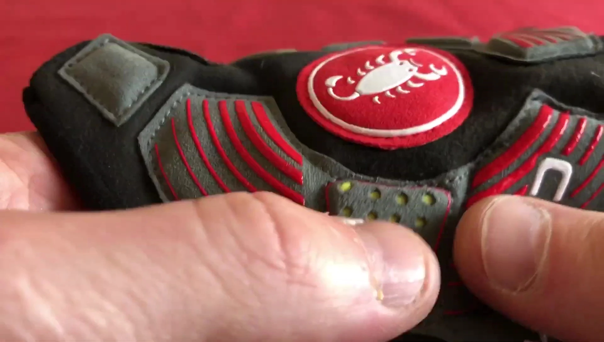 Close-up of the Castelli Dampening System on the palm