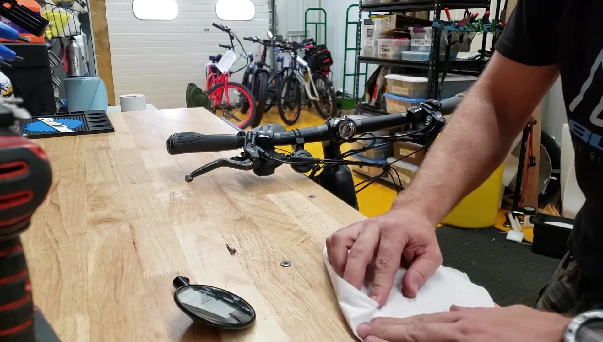 Cleaning the components of the mirror