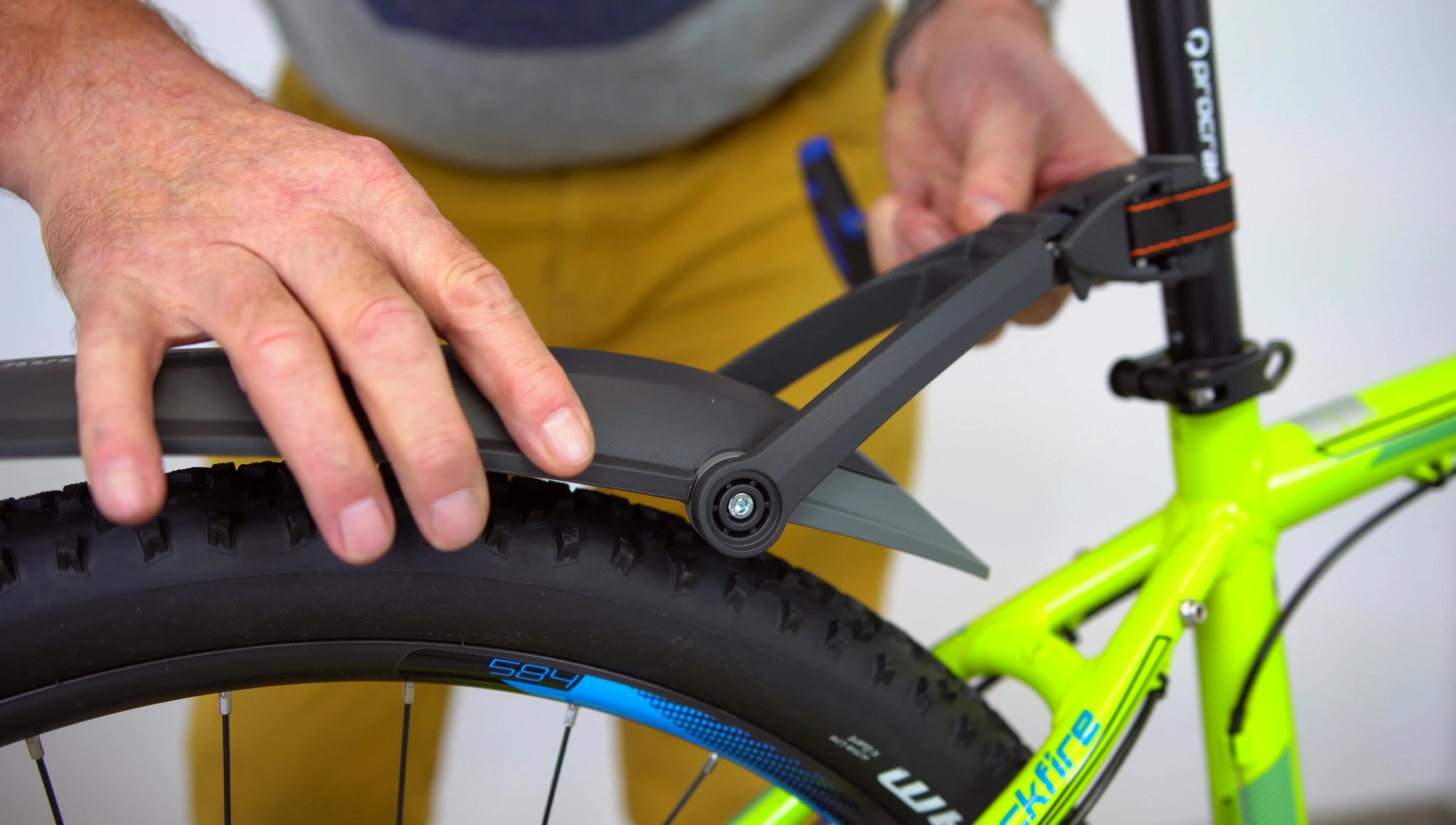 Checking the distance between the mudguard and the frame
