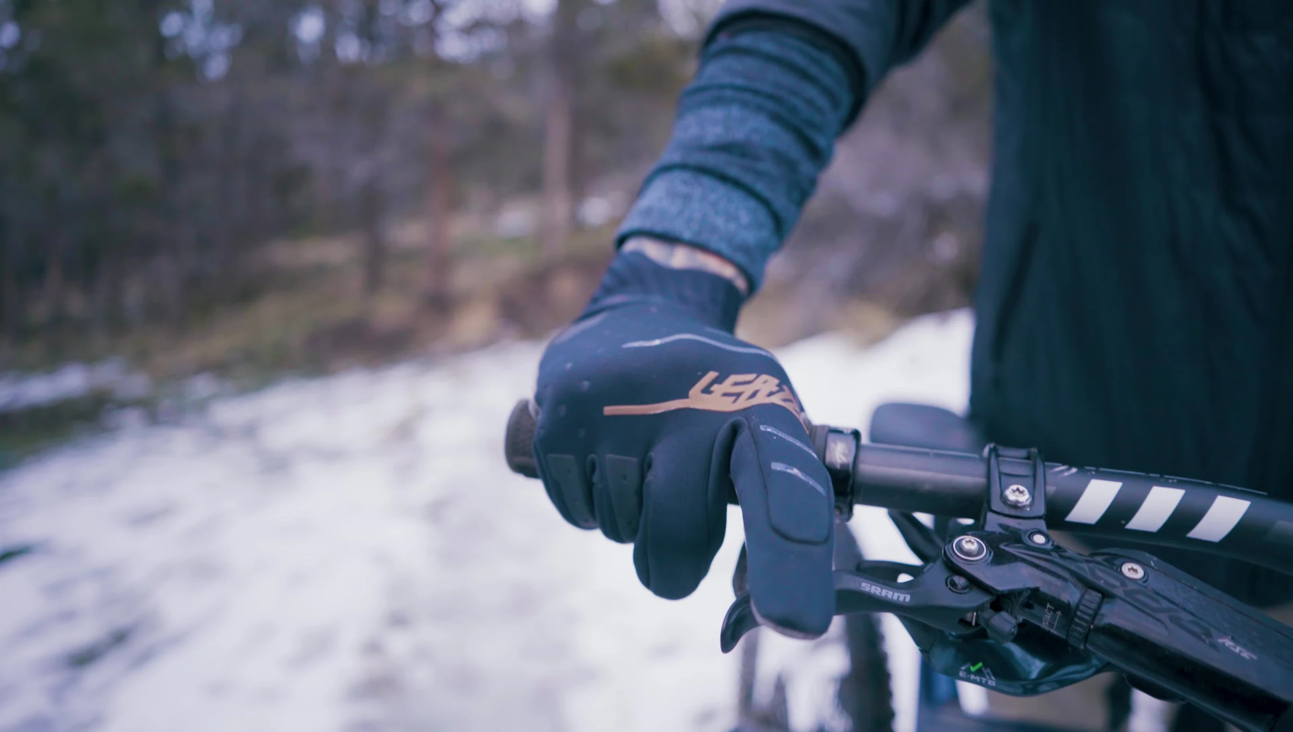 Image highlighting the thin palm of the Liat gloves