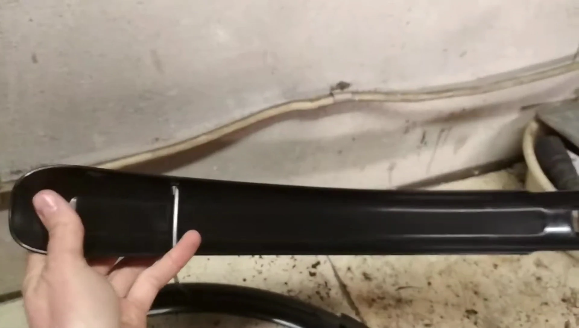 Illustrating how to prevent rattling by wedging something between the wire and the fender.