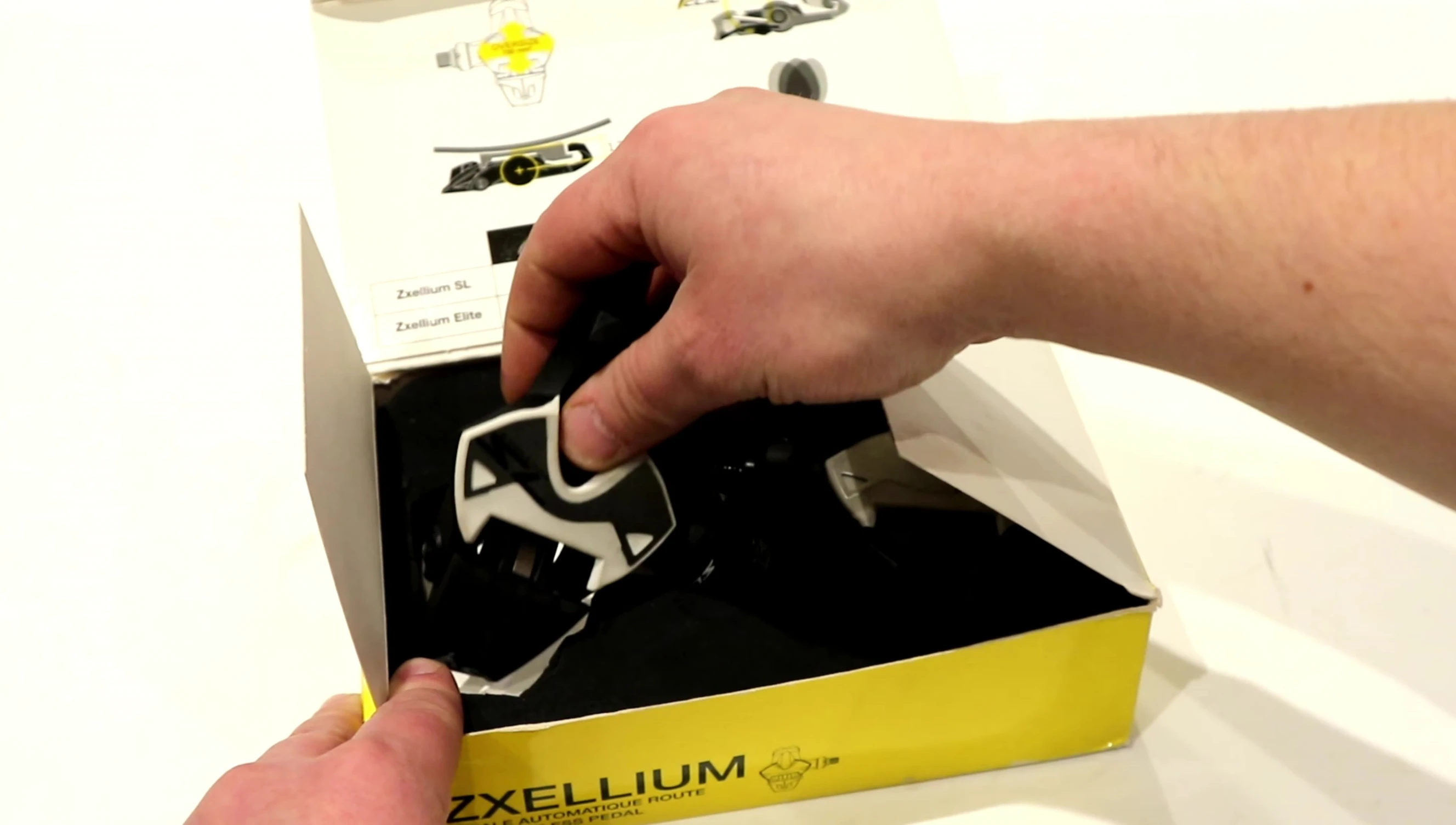 Close-up of the Mavic Zxellium SL pedals showcasing the Time Iclic system