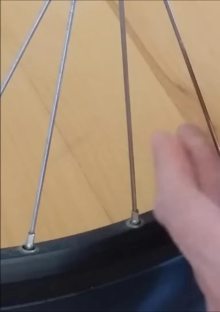 Connecting the pump to the Presta valve.