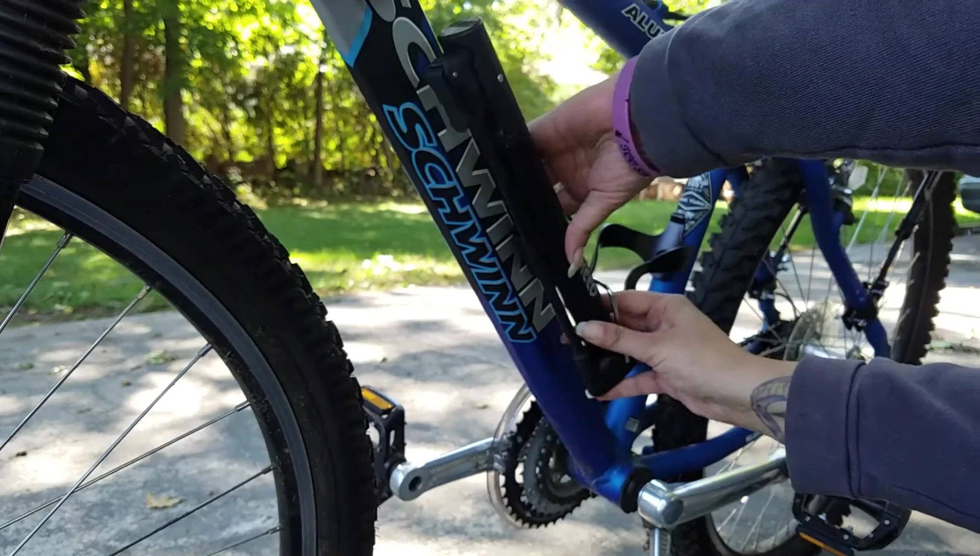 The Enkeeo mini pump being remounted on the bike.