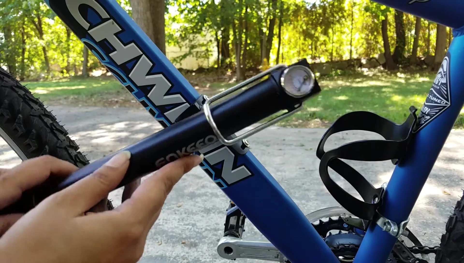Close-up of the PSI gauge on the Enkeeo mini pump.