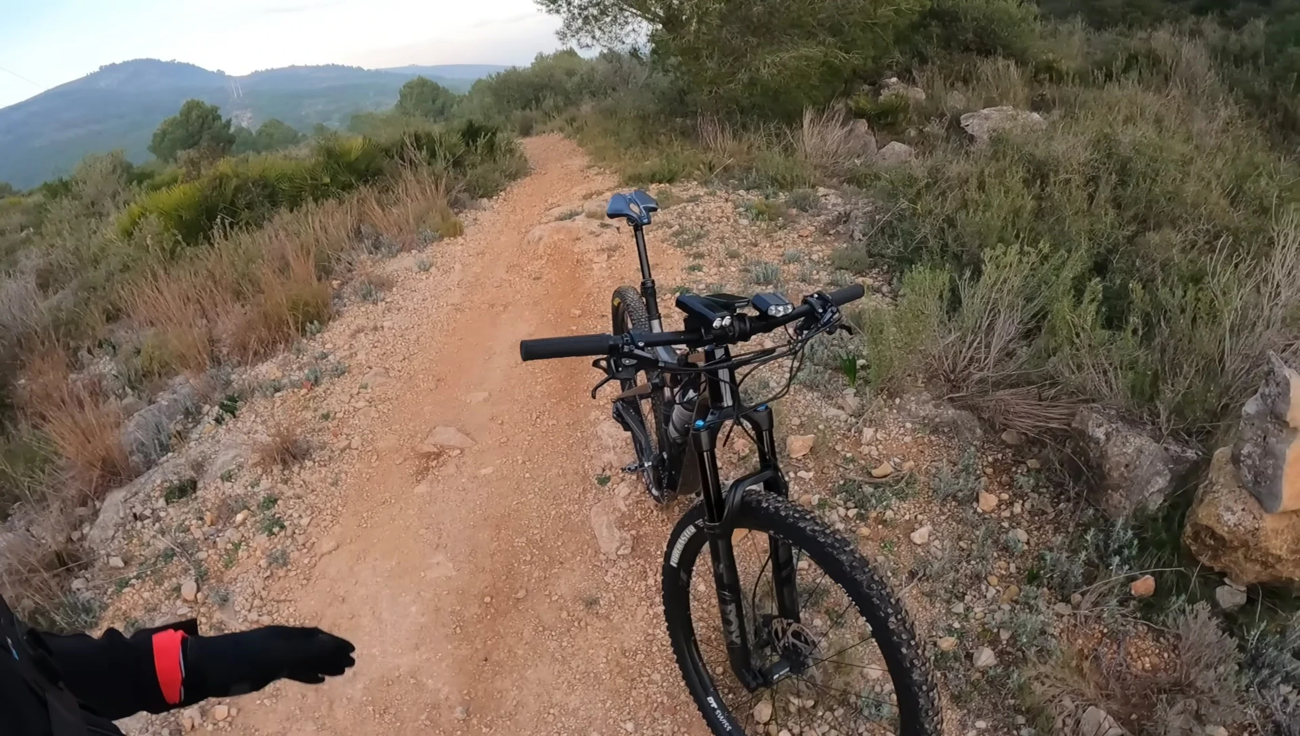 A second handlebar light with three lighting diodes