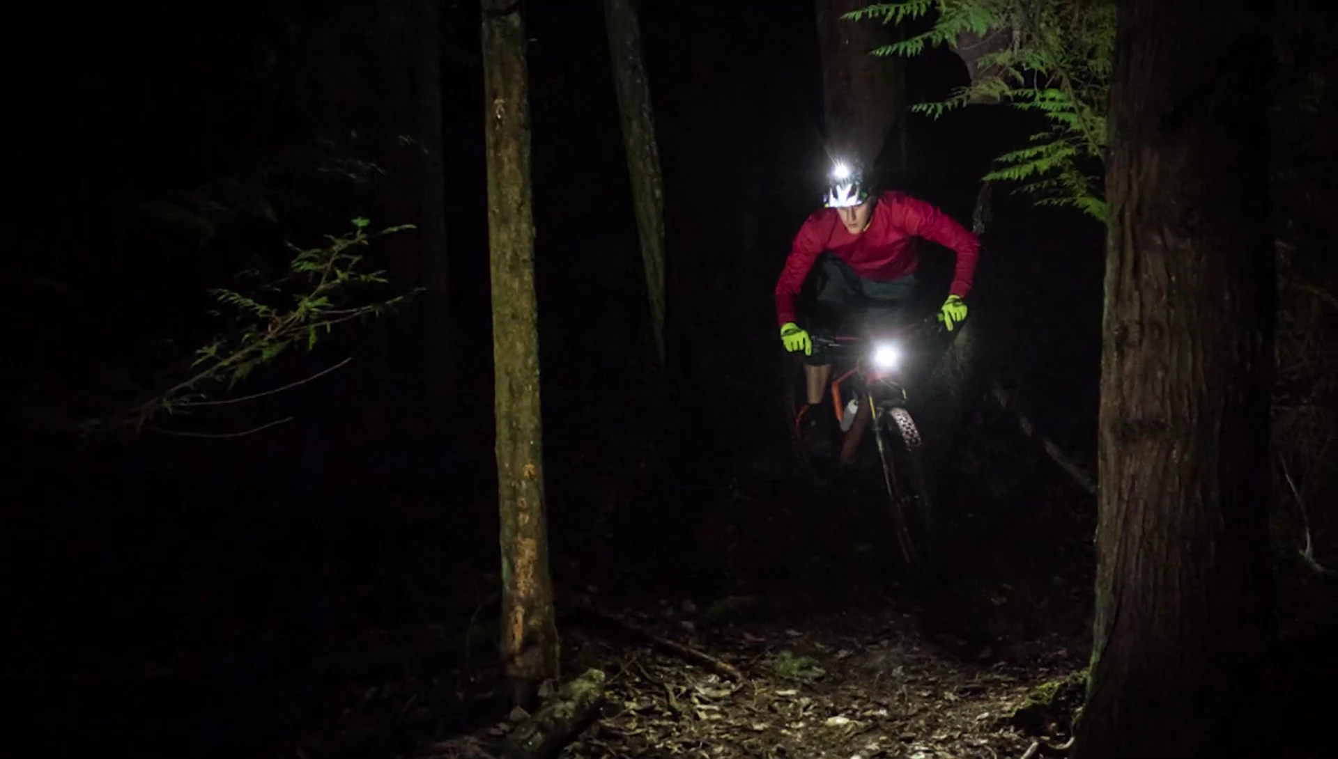 Highlighting the Lumina 1200 Boost's high lumen output.