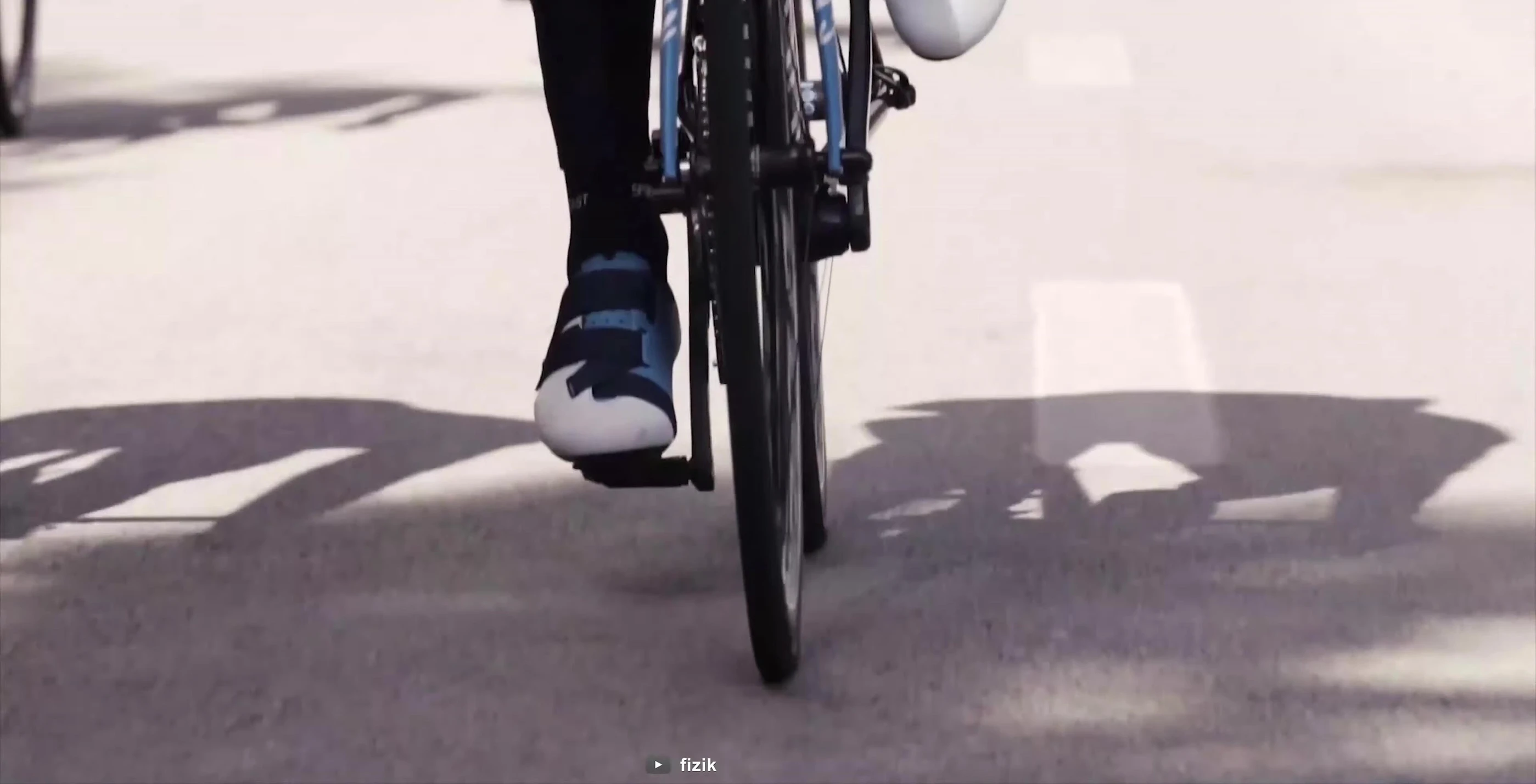 Showcase of the Fizik Vento Powerstrap cycling shoe.