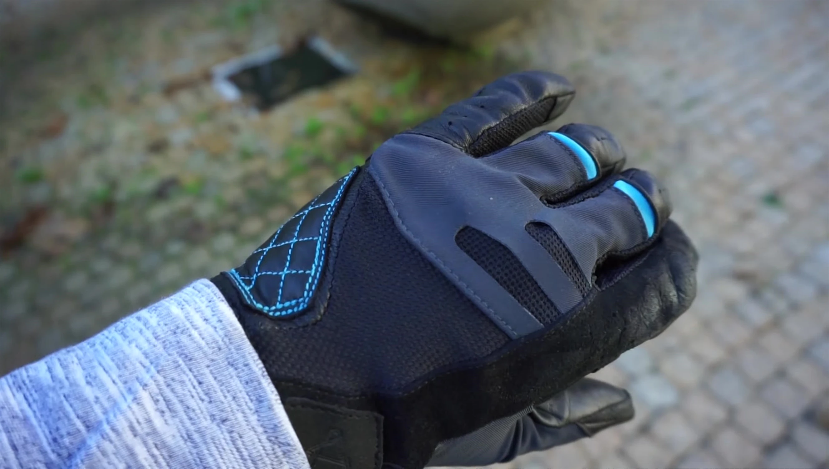 The reviewer summarizing their overall thoughts on the gloves.
