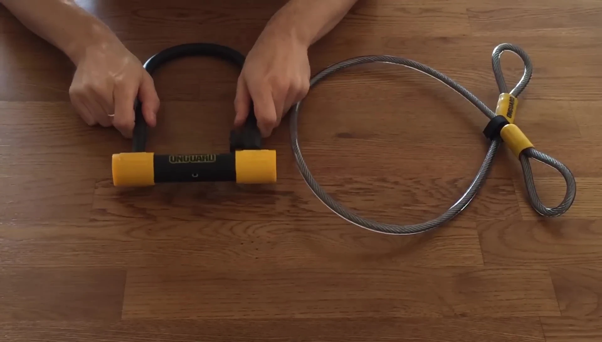 The reviewer holding the U-lock, highlighting its weight.