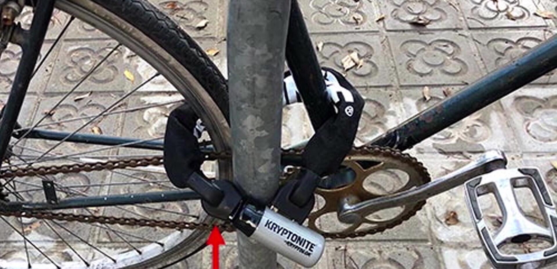 Kryptonite Kryptoflex 955 Mini Chain lock shown next to some cans of coke