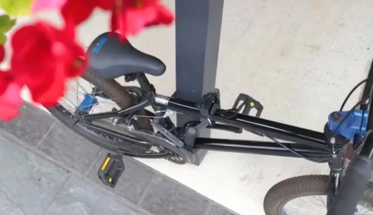 Via Velo lock folded