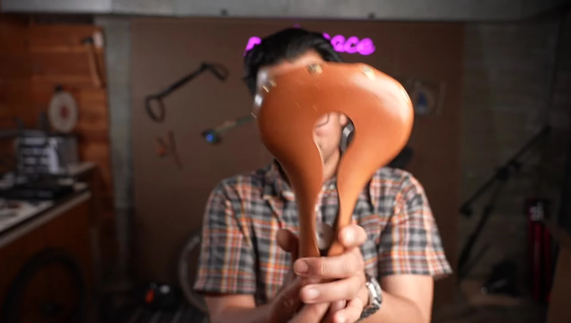 Side-by-side comparison of the Brooks B17 and Berthoud Aspen saddles, highlighting their width differences.