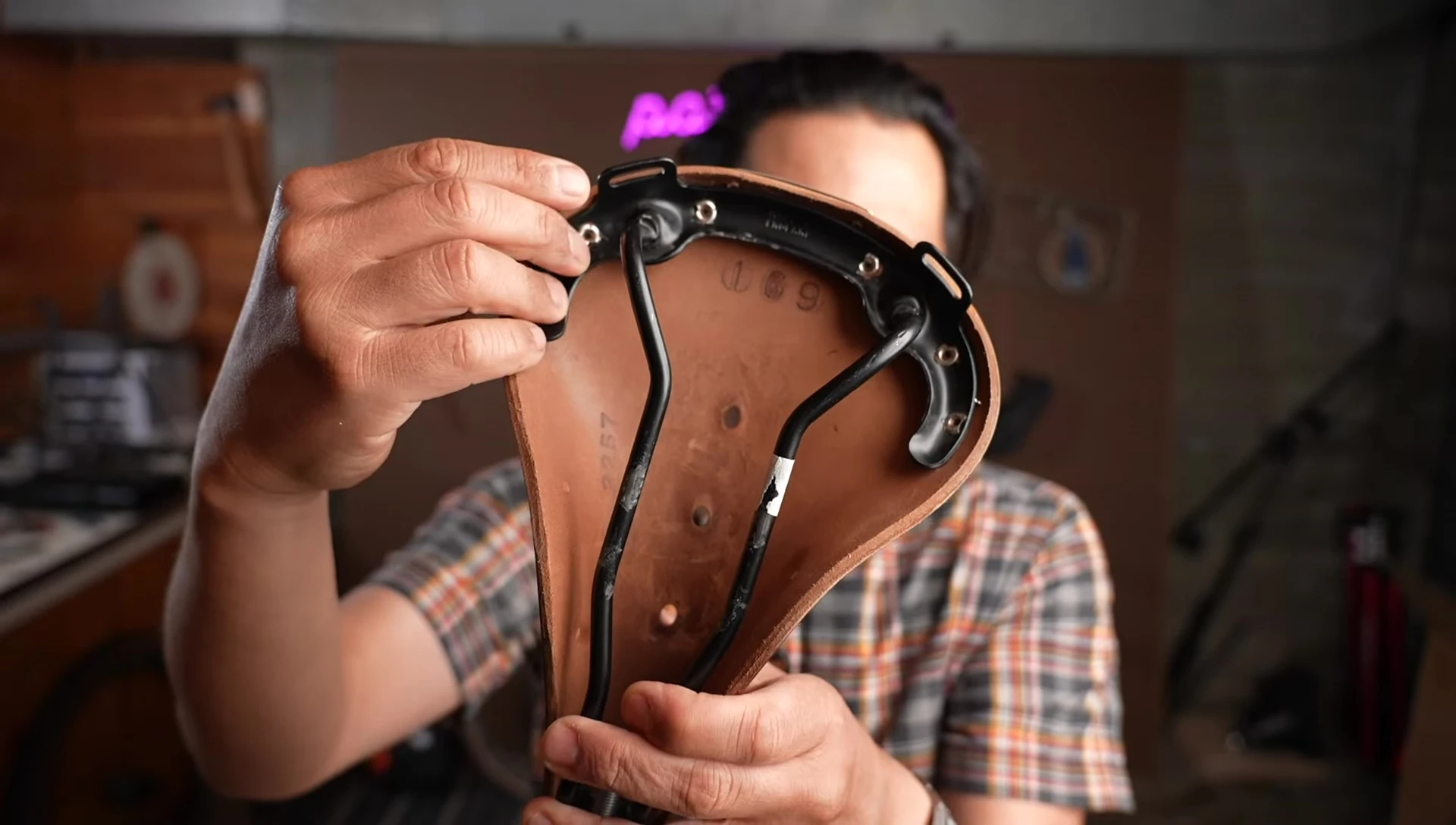 Comparison shot illustrating the different frame materials on both saddles.