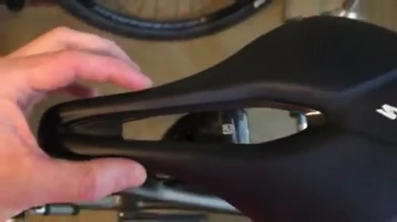 Image illustrating width measurements on the saddle.