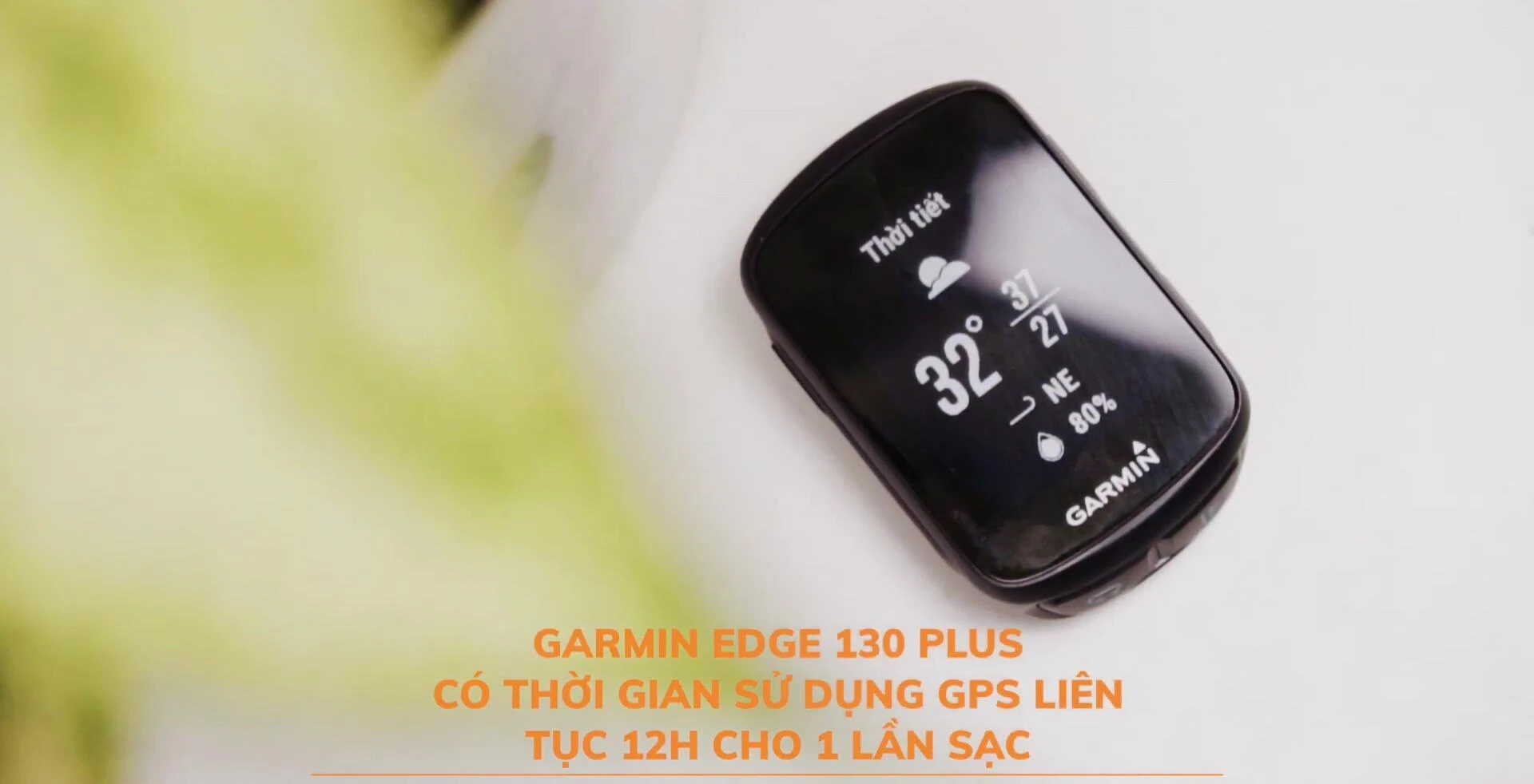 Highlighting the battery life claim displayed on screen.